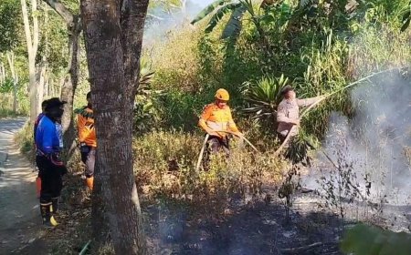 Sinergi Polres Bondowoso dan Tim Gabungan Padamkan Karhutla di Kawasan Wisata Black Lava Ijen